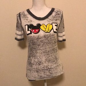 🐙FREE WHEN BUNDLED- Disney Mickey “Love” t-shirt